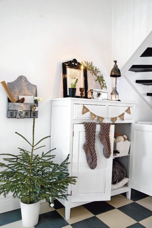 evergreens, blooming bulbs, candles and a Christmas tree in a pot for a Nordic Christmas feel