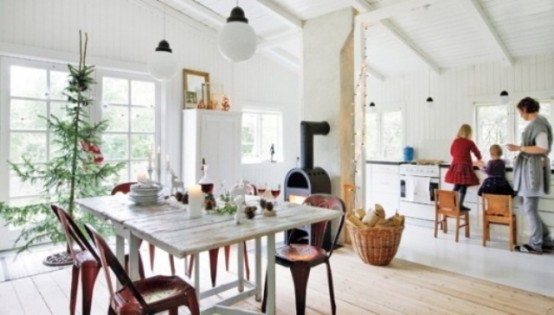 a non-decorated Christmas tree, a hearth, pinecones and branches make the space more Nordic and cozy