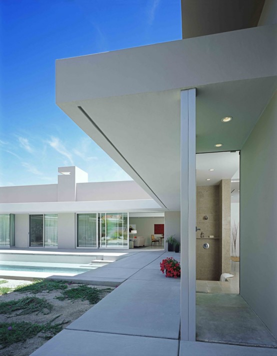 Simple Modernistic Suburban Desert House