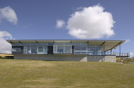 Single Storey T-Shaped Beach House Design - Okitu House by Pete Bossley