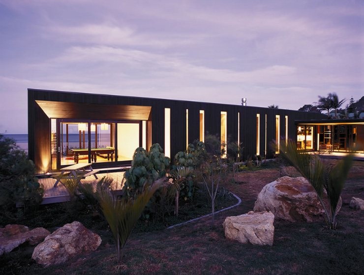 Single-Story Two Wings House with Dark Cedar Cladding on Hot Water