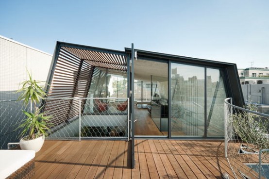 Japanese Townhouse With an Outdoor Deck On The Roof and a Two-Storey Courtyard