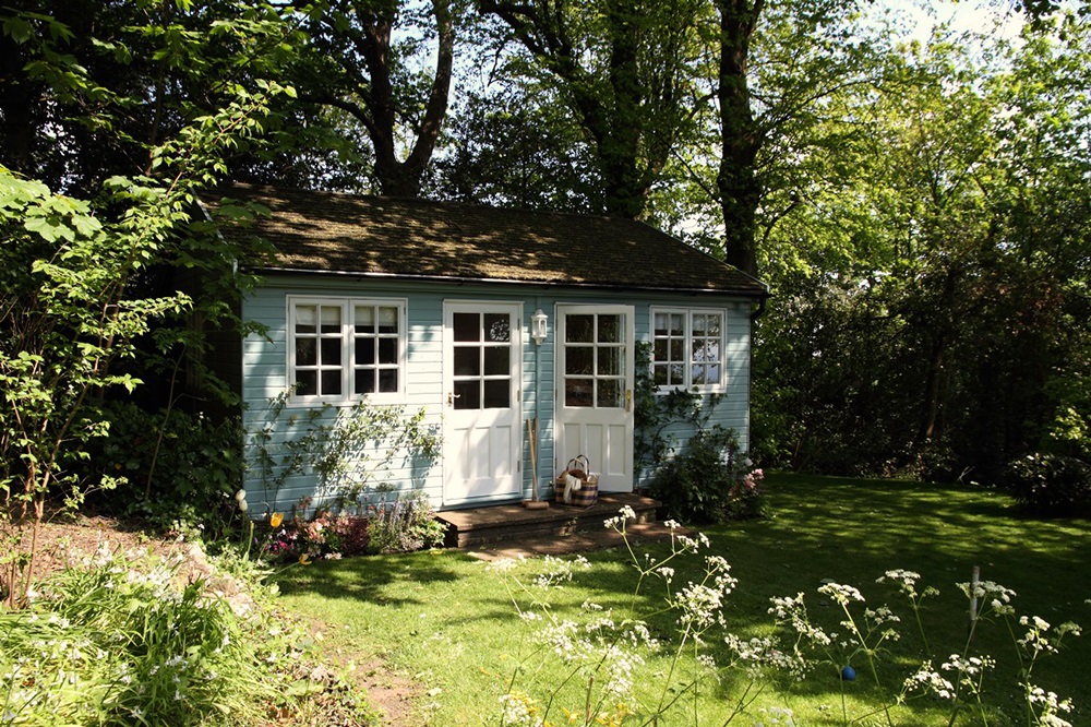 Small Island Cottage With A Traditional Interior - DigsDigs