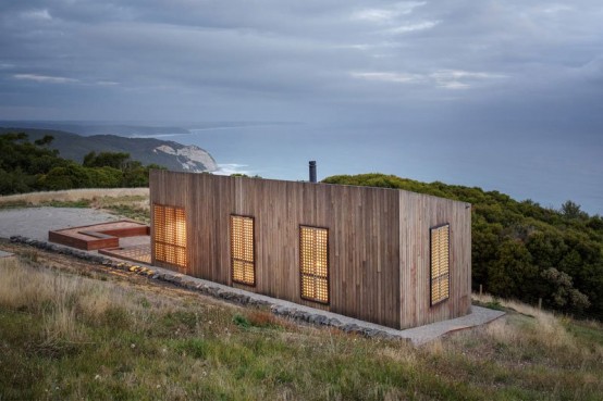 Small Moonlight Cabin That Embraces Outdoors