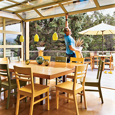 This sunroom is very well connected to the deck. Thanks to this solution all seasons are covered.