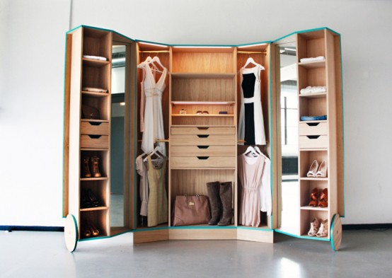 Smart Walk In Closet As A Mini Fitting Room