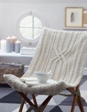 a butterfly chair with a white knit cover is an ultimate piece for cold falls and winters, and you can DIY such a cover yourself