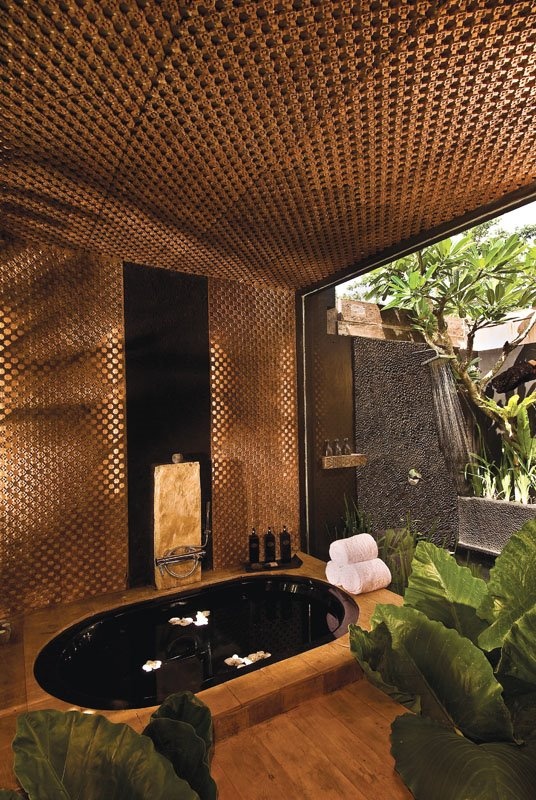 31 Soothing Outdoor Spa Ideas For Your Home - DigsDigs