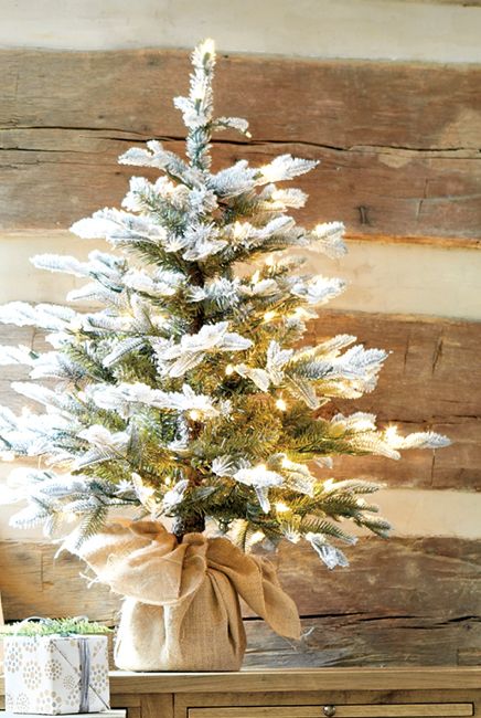 44 Space-Saving Christmas Trees For Small Spaces - DigsDigs
