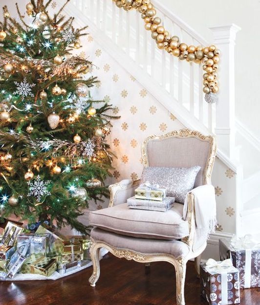 31 Sparkling Gold Christmas Décor Ideas - DigsDigs