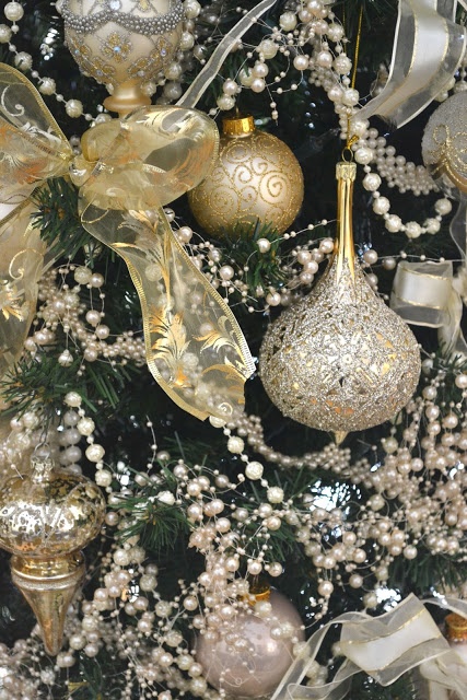 31 Sparkling Gold Christmas D cor Ideas DigsDigs