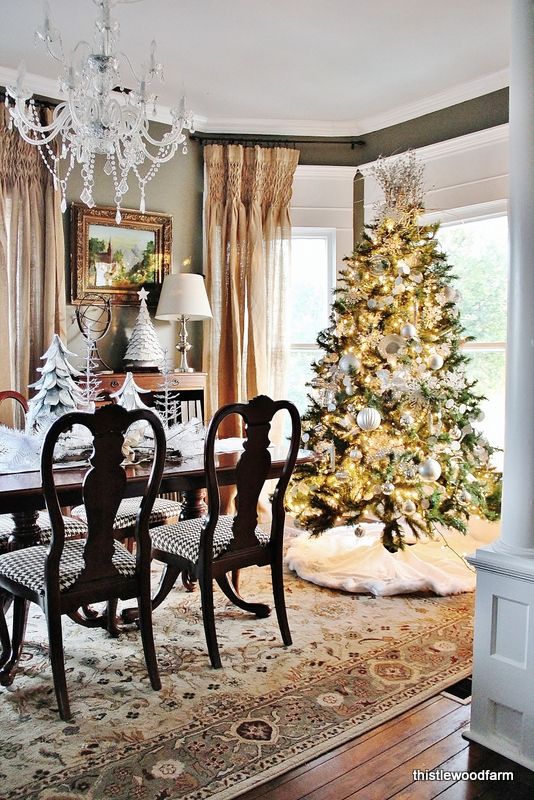 37 Stunning Christmas Dining Room Décor Ideas - DigsDigs