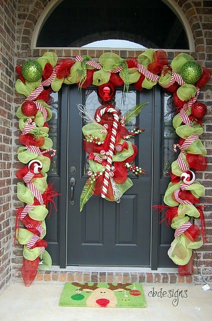 38 Stunning Christmas Front Door Décor Ideas - DigsDigs