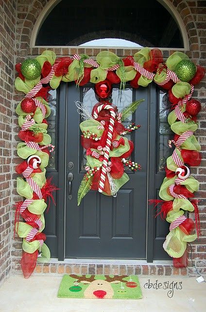 38 Stunning Christmas Front Door Décor Ideas - DigsDigs