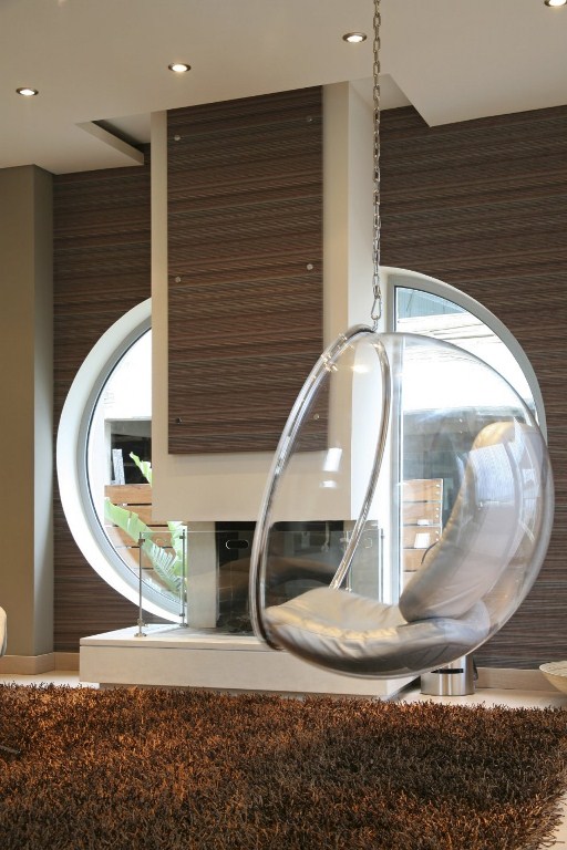 Very Stylish Futuristic House Reminding Of A Spaceship