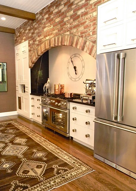 red and white bricks with an arched wall over the cooking zone for a vintage and rustic feel