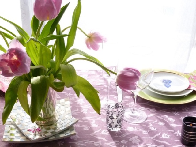 a simple pink tulip centerpiece is a cool idea for spring