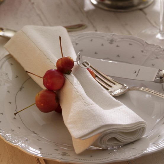 a neutral printed plate with a neutral napkin and a cheery napkin ring is a very fresh and pretty idea for a modern Thanksgiving tablescape