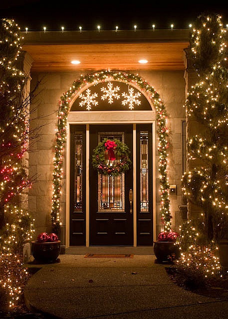 26 Super Cool Outdoor Décor Ideas With Christmas Lights - DigsDigs