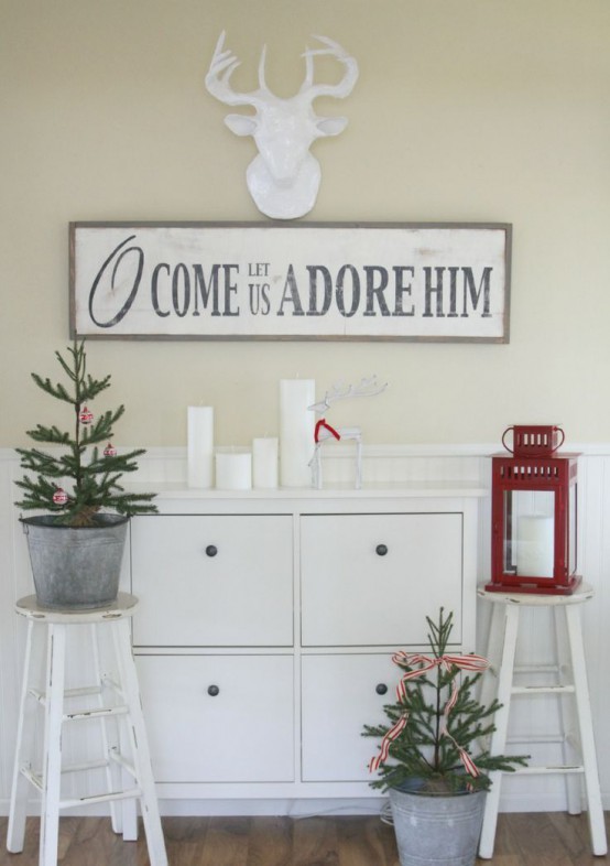 a simple and stylish Christmas sign like this one can be used both indoors and outdoors and will look cool everywhere