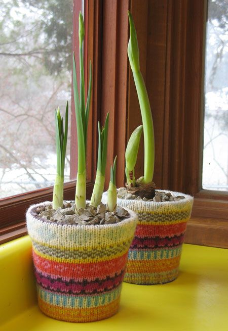 planters dressed up with bold crochet covers are a great idea for a colorful space, and such styling can be left all year round