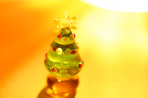 a jelly Christmas tree topped with candies is a cool and chic idea for a sweets table on holidays