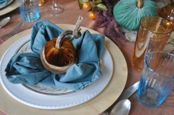 blue glasses, blue napkins and some blue fabric pumpkins make the table chic and bright