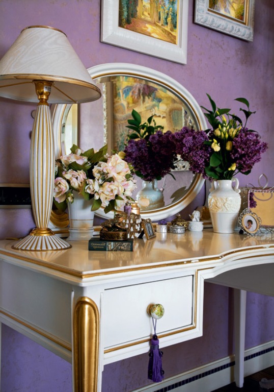 Traditional And Art Deco Apartment In Lilac And Plum Violet