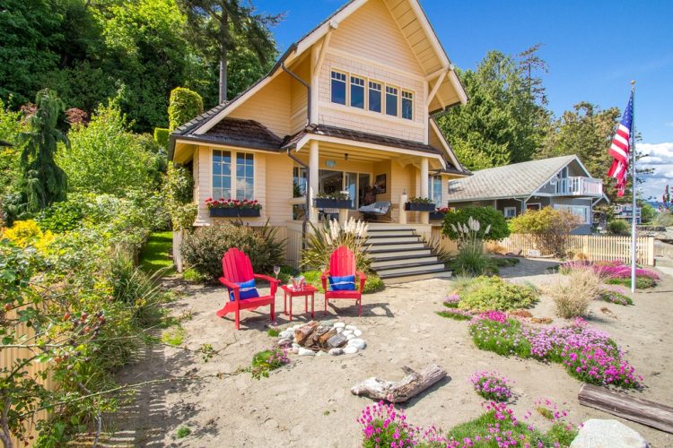 Traditional And Cozy Island Beach Cottage
