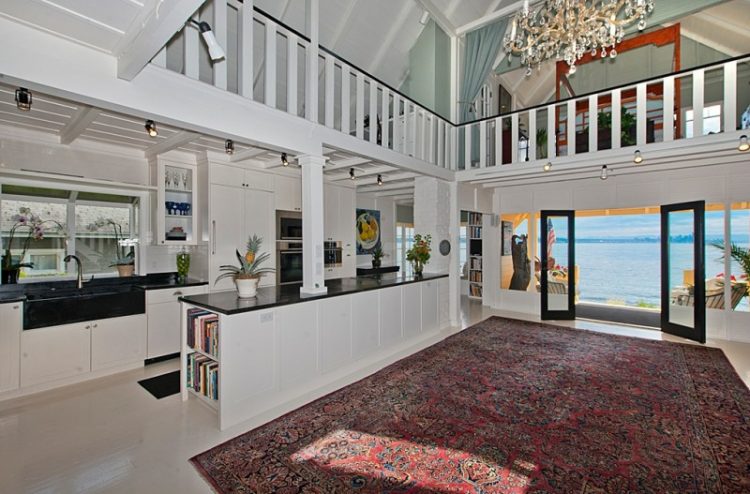 Traditional And Cozy Island Beach Cottage