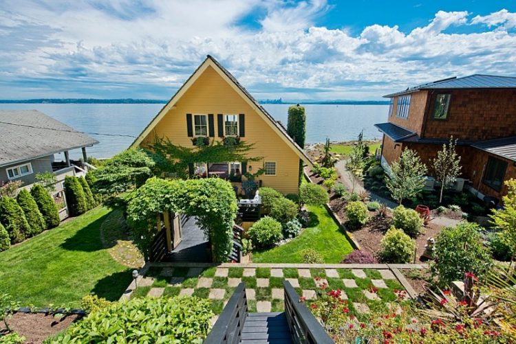 Traditional And Cozy Island Beach Cottage