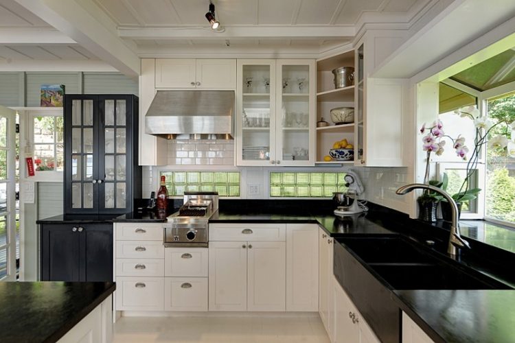 Traditional And Cozy Island Beach Cottage