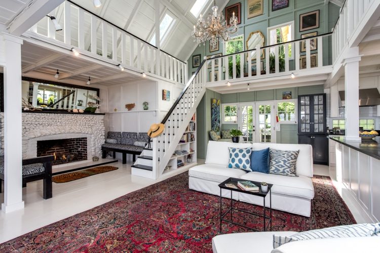 Traditional And Cozy Island Beach Cottage