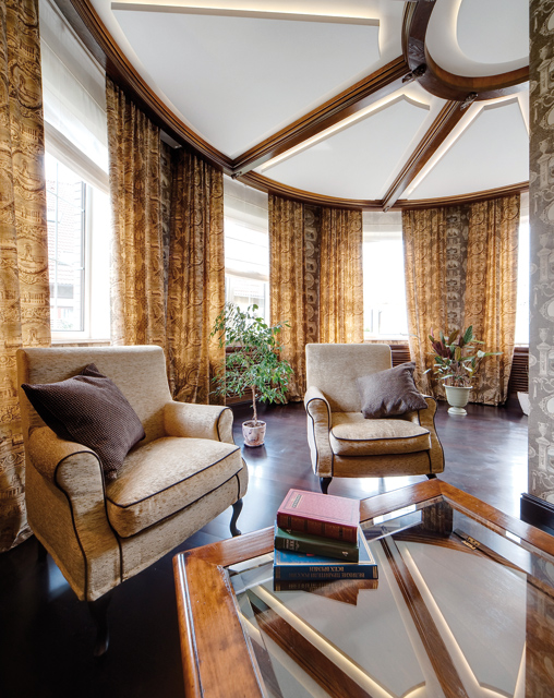 Traditional Interior Design With Creme Scheme And Dark Furniture