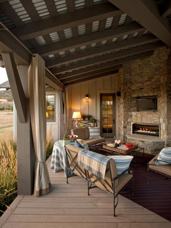 Traditional Style Veranda With Vintage Furniture