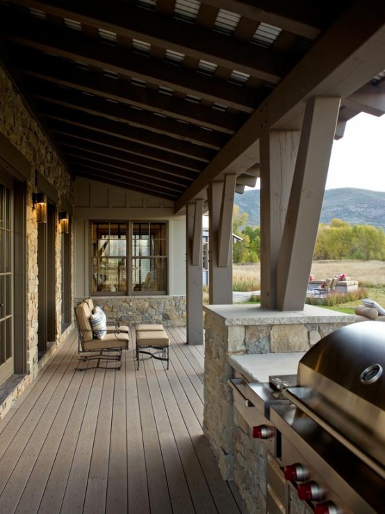 Traditional Style Veranda With Vintage Furniture