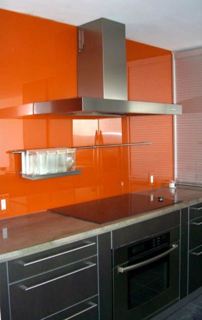 28 Trendy Minimalist Solid Glass Kitchen Backsplashes - DigsDigs