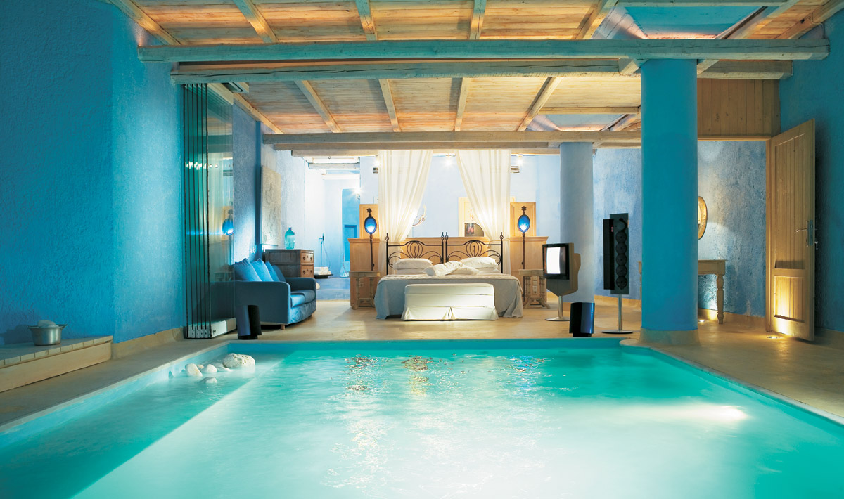 Truly Amazing Bedroom With A Pool