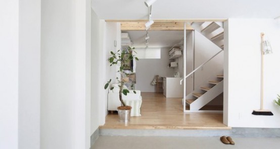 Ultra-Minimalist White House On A Narrow Lot