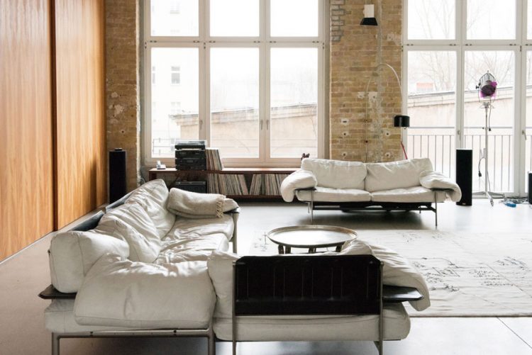 Uncluttered Artist’s Loft Design In Neutral Colors