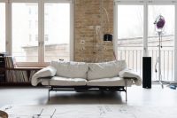 uncluttered-artists-loft-in-neutral-colors-10