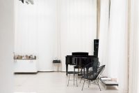 uncluttered-artists-loft-in-neutral-colors-4