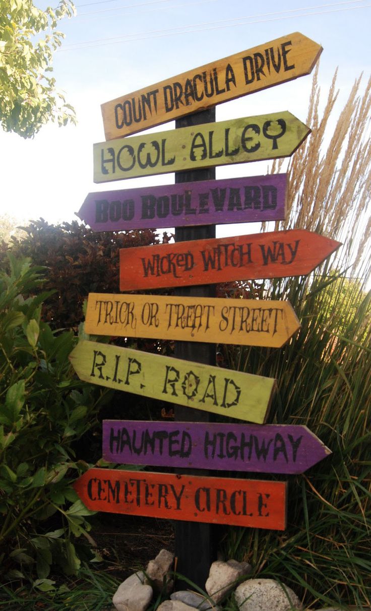 colorful and fun Halloween signs to decorate your outdoor spaces for Halloween and to make them look cool