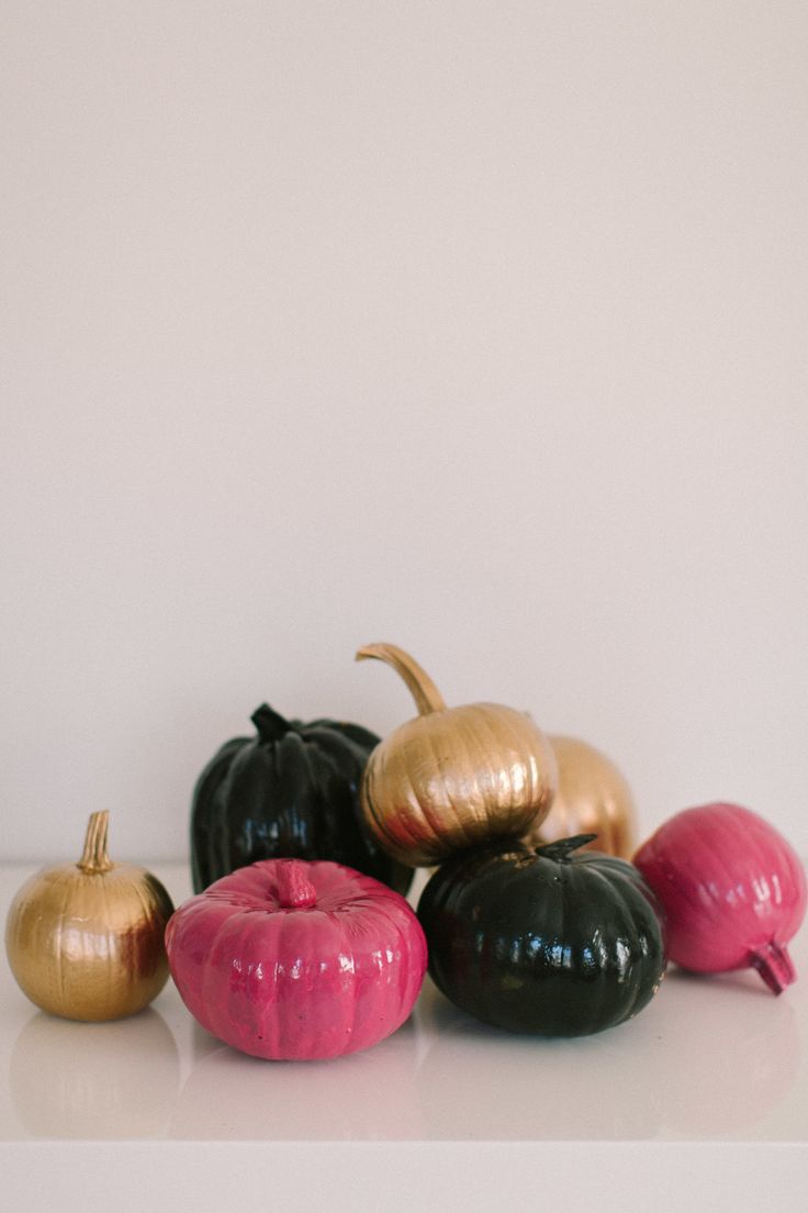glossy copper, black and pink pumpkins are classics for a modern and bright Halloween party