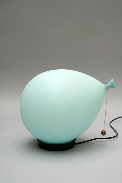 a turquoise balloon-shaped table lamp for a touch of color and fun in your space