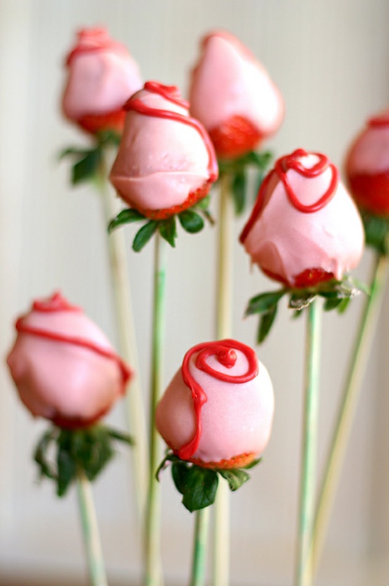 26 Valentine’s Day Décor Ideas With Flowers, Fruit and Berries