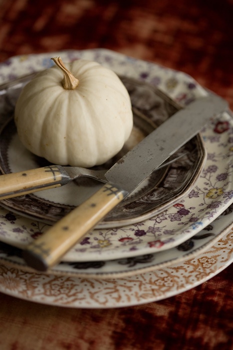 beautiful floral plates and saucepans, a white pumpkin and vintage cutlery for a refined vintage tablescape