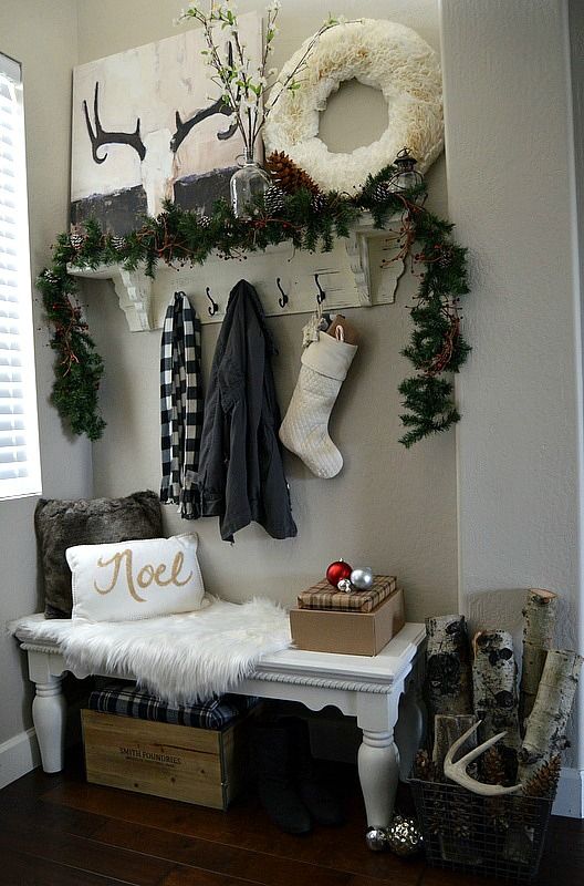 Welcoming And Cozy Christmas Entryway Decor Ideas