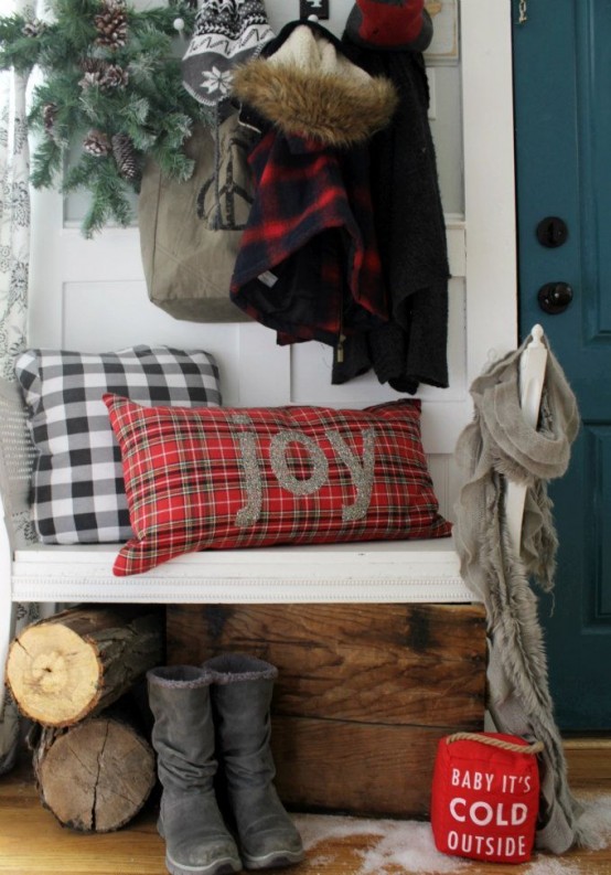 Welcoming And Cozy Christmas Entryway Decor Ideas