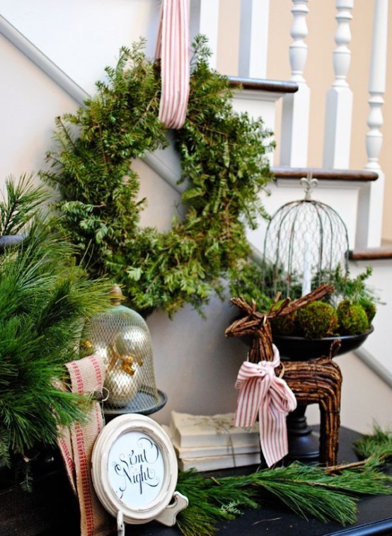 Welcoming And Cozy Christmas Entryway Decor Ideas